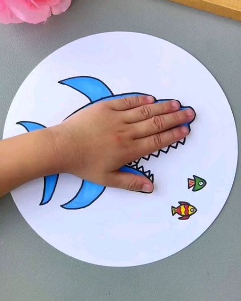 Simple and Easy Drawing Ideas on Instagram Shark Paper Craft, Cartoon Crafts, Fish Drawing For Kids, Hand Art Kids, Easy Drawing Ideas, Art Kits For Kids, Easy Art For Kids, Fish Drawing