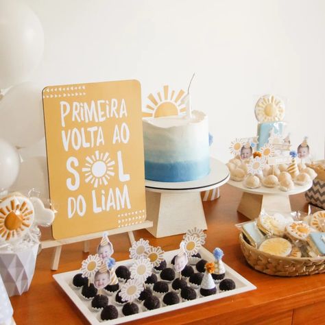 Festa de aniversário primeira volta ao sol do Liam. Festinha em casa. Sun birthday party one year sunshine boy girl Birthday Party One Year, Sunshine Birthday Theme, Sun Birthday Party, Sunshine Decorations, Small Birthday Parties, Sunshine Birthday Parties, Sunshine Party, Diy Background, Sun Birthday