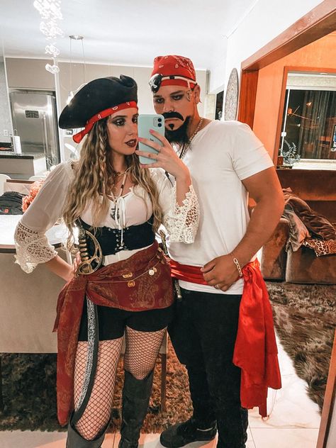 Pirate Outfit Women, Creative Couples Costumes, Easy Last Minute Halloween Costumes, Easy Couples Costumes, Couples Costumes Creative, Most Creative Halloween Costumes, Spooky Funny, Costumes For Couples, Cute Group Halloween Costumes