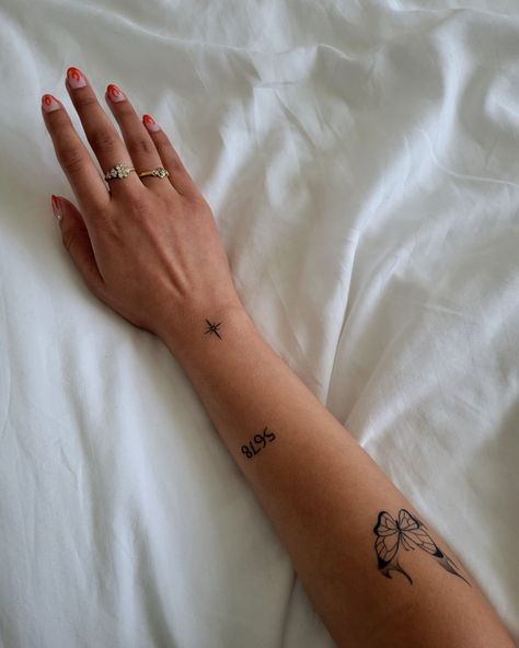 Sticker Sleeve Tattoo, Sticker Sleeve, Tattoos Tiny, Tattoos Inspo, Black Eye Makeup, Piercing Inspo, Petite Tattoos, Inspiration Tattoos, Bad Tattoos