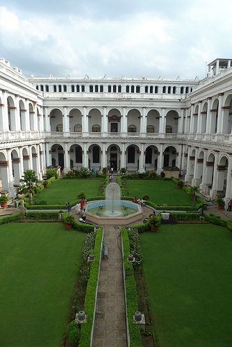 Indian Museum, Kolkata. Established in 1814, this was the first such museum in Asia. Among its famous collection is the urn that held the ashes of the Buddha (though this is generally not on display), an Ashoka pillar (the three-lion symbol from which became the official emblem of the Republic of India) and numerous rare antiques. Kolkata Aesthetic, Madisar Saree, Mumbai Museum, Historical Places India, Lion Symbol, Ashoka Pillar, Marble Palace Kolkata, Indian Museum Kolkata, Famous Buildings In India