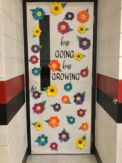 Keep Going, Keep Growing school door design. Each flower representing teachers and students in the classroom. Floral Classroom Door Ideas, Flower Door Decorations Classroom, Flower Classroom Door, School Door Design, Flower Door Decorations, Back To School 5th Grade, Preschool Door Decorations, School 5th Grade, Door Flower Decoration