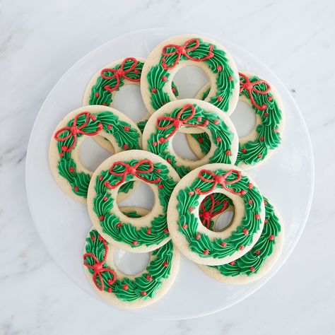 Spruce Up Wreath Sugar Cookies by Michaels Crafts l #ChristmasCookies2018 Wreath Sugar Cookies, Chritmas Cookies, Grinch Food, Green Icing, Christmas Cupcakes Decoration, Winter Cookies, Cookie Exchange Party, Christmas Foods, Sugar Cookie Recipe