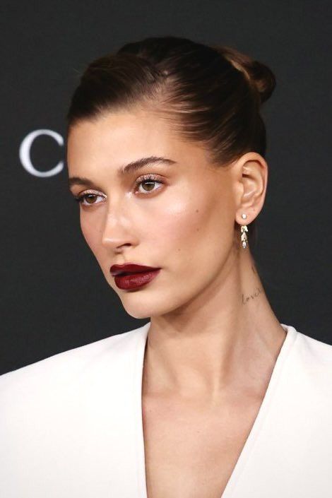 Hailey Bieber Red Lips, Berry Lip Makeup Look, Khloe Kardashian Makeup, Berry Lips Makeup, Bella Hadid Makeup, J Makeup, Kardashian Makeup, Red Carpet Makeup, Day Makeup Looks