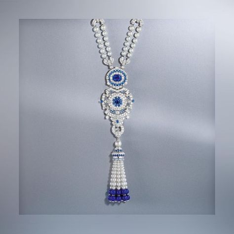 Van Cleef & Arpels on Instagram: "Meet the Pompon Margaret long necklace watch! Made up of rows of cultured pearls, jewelry motifs and a fluid tassel, this long necklace reveals a 6.19-carat Sri Lankan sapphire at its heart, in a well-proportioned cushion cut. Inspired by the fashion of the 20s and 70s, this long necklace is suffused with movement and femininity. #VCAPompon #VCAHighJewelry #VanCleefArpels" Cleef And Arpels Jewelry, Jewelry Motifs, Real Diamond Necklace, Van Cleef And Arpels Jewelry, Art Jewelry Design, Pearls Jewelry, Jewelry Design Drawing, Diamond Pendant Sets, Van Cleef And Arpels