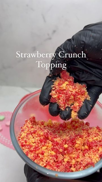 Jenine on Instagram: "Let’s make strawberry crunch topping 😋 this is what I used in my previous video to coat and top the white chocolate covered strawberries 🍓🍰 #strawberrycrunch #strawberryshortcake #chocolatecoveredstrawberries #chocolatecoveredstrawberry #valentinesday #valentinesdayideas #dessert #foodie #recipes #foodies #reels #explore" Strawberry Crunch Topping, Strawberry Crumble Recipe, Chocolate Covered Pineapple, White Chocolate Covered Strawberries, Crunch Topping, Strawberry Crunch Cake, White Chocolate Covered, Strawberry Crunch, Crunch Cake