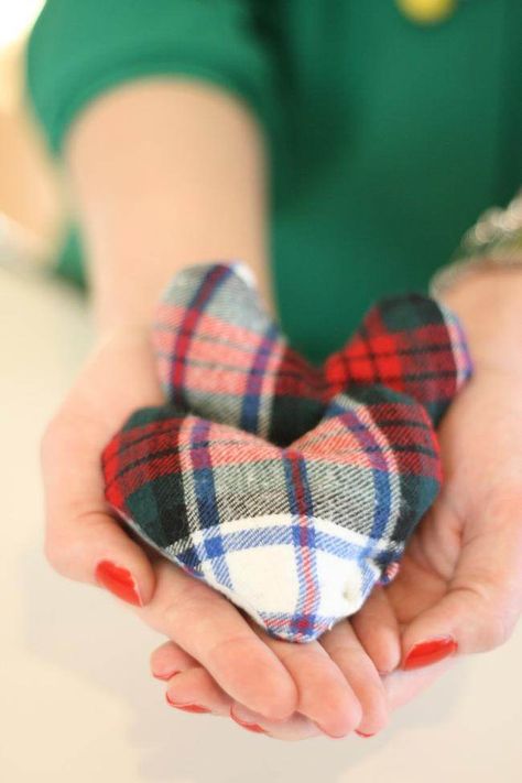 DIY Hand Warmers Handmade Hand Warmers, Hand Warmers Diy, Easy Holiday Gifts, Diy Hand Warmers, Homemade Presents, Pocket Hand Warmers, Simple Holiday Gifts, Inexpensive Gifts, Inexpensive Christmas