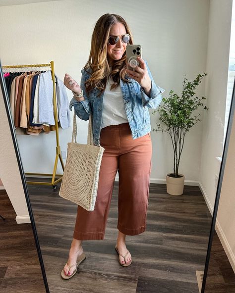 80 Degree Weather Outfits Summer, Wide Leg Capri Outfit, 80 Degree Weather Outfits, Western Blouses, Recruiter Mom, Realistic Fashion, Mom Clothes, Capri Outfits, Wide Leg Jeans Outfit