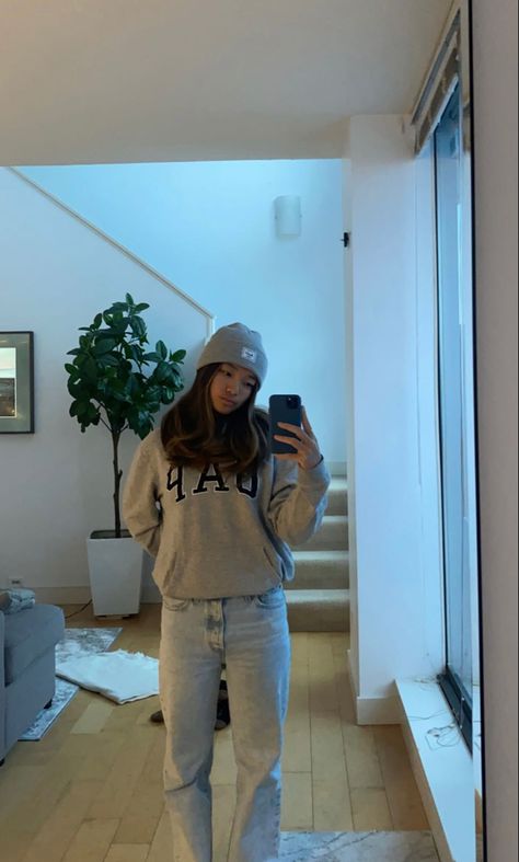 Grey Gap Zip Up Outfit, Gray Gap Hoodie Outfit, Outfits With Grey Jacket, Grey Gap Hoodie Outfit, Outfits With Grey Hoodie, Light Grey Hoodie Outfit, Gray Hoodie Outfit Aesthetic, Gap Hoodie Outfit Woman, Gap Hoodie Aesthetic