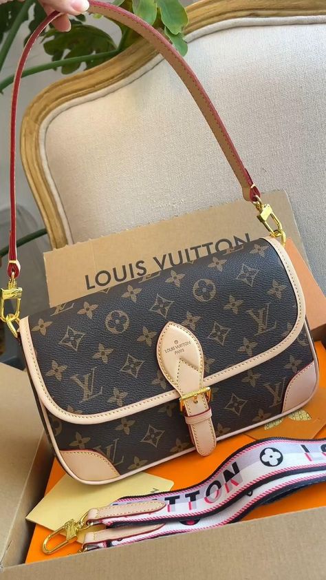 Louis Vuitton Diane, Luxury Brand Packaging, Louis Vuitton Bag Outfit, Sac Louis Vuitton, Girl Ootd, Bag Obsession, Cute Handbags, Lv Handbags, Big Bags