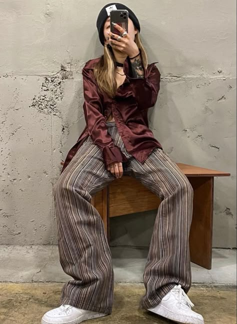 Dress And Sweater Outfit Aesthetic, New York Fashion School Outfits, 90s City Fashion, Brown Outfit Inspo Aesthetic, Tank Top Outfits Women, Striped Pants Outfit Aesthetic, New York 90s Fashion, 90s Sweater Outfits, 2000s Looks Outfits