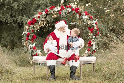 Santa Sessions | Lentille Photography Diy Santa Photoshoot, Santa Pictures Backdrop, Christmas Mini Sessions Outdoor, Santa Sessions, Outdoor Christmas Photos, Diy Christmas Photoshoot, Xmas Backdrop, Christmas Tree Farm Photo Shoot, Santa Mini Session