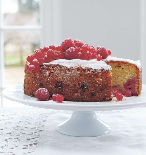 Frosted Raspberry and Redcurrant Cake - The Happy Foodie Redcurrant Cake, Blackberry Cake Recipe, Best Shortbread, Blackberry Cake, Chocolate Dishes, Raspberry Recipes, Shortbread Recipes, Mary Berry, Fool Proof Recipes