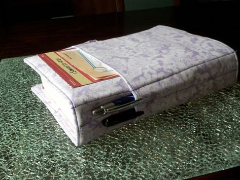 Sewing Tutorial: Create a Cover With Handles to Carry Your Bible or Other Study Books! @ Sewing Mamas Blog Diy Bible Covers With Pockets, Bible Cover Ideas Fabrics, Bible Covers With Pockets, Bible Cover Diy, Diy Bible Cover, Fabric Bible Cover, Bible Cases, Fabric Book Covers, Book Cover Diy