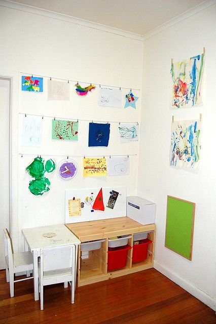 Would love to make these layer of clothes line for E's art in his room, so simple, effective, and cheap to make. Display Kids Artwork, Kids Mess, Display Artwork, Displaying Kids Artwork, Art Display Kids, Creative Area, Cafe Curtain, Creation Station, Ikea Shelves