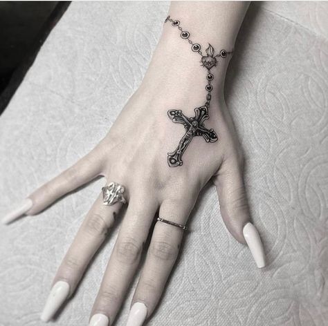 Rosary Tattoo On Hand, Cross Tattoo On Hand, Cross Tattoos For Women, Hand Tattoos For Girls, Hand And Finger Tattoos, Pretty Hand Tattoos, 4 Tattoo, Pretty Tattoos For Women, Tatuaje A Color