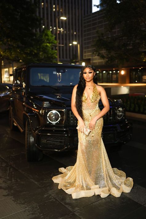 Gold Dresses For Prom, Prom Looks Black Women, Gold Prom Dresses Black Women, Jayda Outfits, Baddie Prom Dresses, Prom Shoot, Sequin Mermaid Prom Dress, Prom Styles, Gold Prom Dress