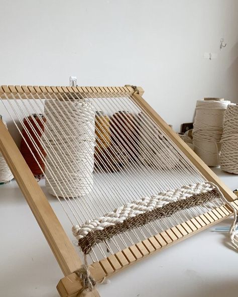 🌿Rustic Threads de Lola🌿 on Instagram: “Part of the building process 😂 “Profound joy of the heart is like a magnet that indicates the path of life”. Mother Teresa 🙌 #weaving…” Weaving Loom Diy, Weaving Loom Projects, Weaving Wall Hanging, Weaving Tutorial, Woven Wall Art, Diy Weaving, Macrame Patterns Tutorials, Weaving Projects, 자수 디자인