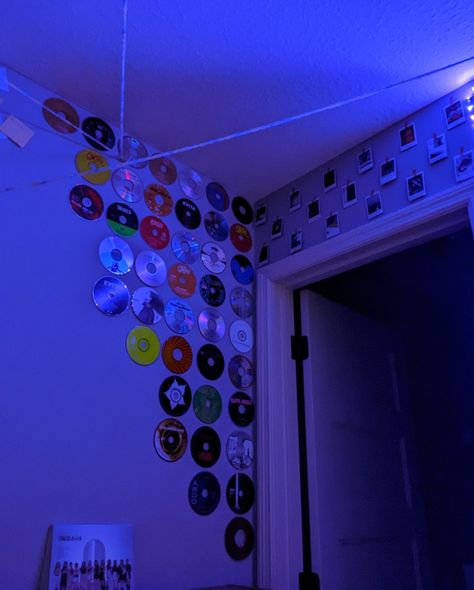 Cds On Wall Bedroom, Alt Room Ideas Diy, Alt Room Decor Ideas, Cds Room Decor, Room Decor Ideas Diy For Teens Crafts, Room With Cds On The Wall, Cds Wall Decor, Dvd Room Decor, Hanging Cds On Wall