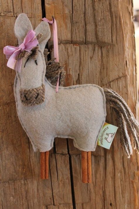 Horse Ornaments Diy, Donkey Crafts, Felt Donkey, Donkey Ornament, Donkey Christmas, Christmas Donkey, Felt Craft Projects, Play Tents, Felt Crafts Patterns