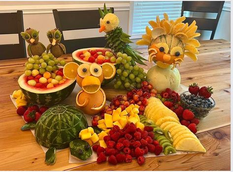 Jungle Charcuterie Board, Jungle Party Food, Brookies Cookies, Luau Party Food, Birthday Care Packages, Jungle Thema, Fruit Creations, Fruit Platters, Wild Birthday Party