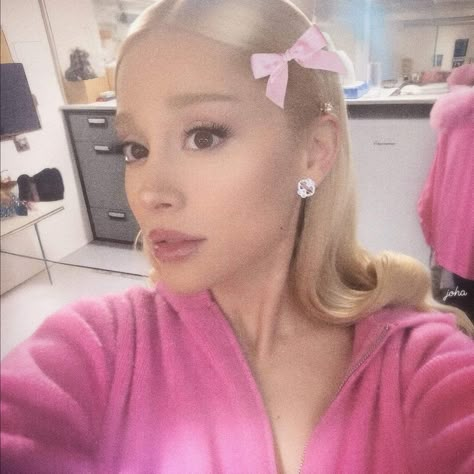 Ariana Grande Coquette, Ariana Grande Pink, New Ariana Grande, Ariana Grande Pics, Going To Church, A Day In My Life, Ariana Grande Pictures, Day In My Life, Hi Guys