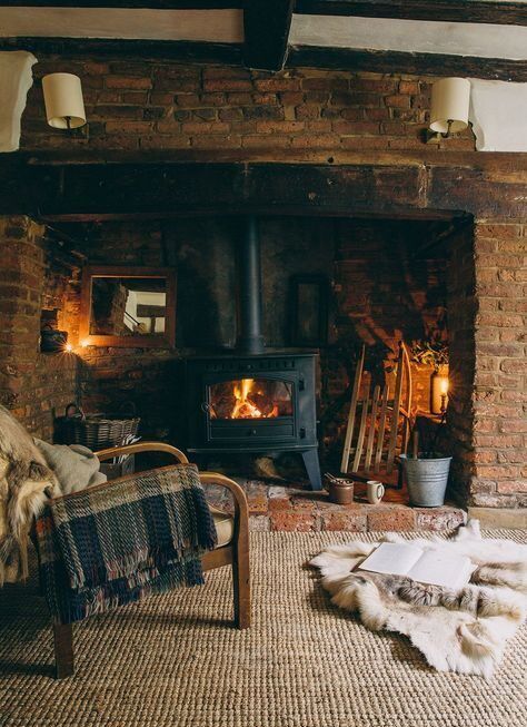 3 maisons au style cottage anglais qu’on adore ! - Maisons de Campagne Log Cabin Living Room, Cottage Fireplace, Tudor Cottage, Log Cabin Living, Cabin Living Room, Casa Country, Vintage Farmhouse Decor, Cabin Living, Style Cottage