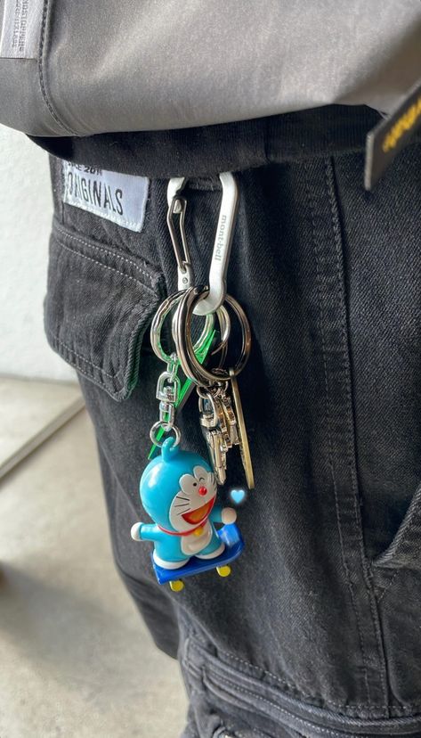 Carabiner Ideas, Pins On Clothes, Carabiner Keychain Aesthetic, Keychain Outfit, Everyday Bag Essentials, Cool Keychains, Carabiner Keychain, Street Fashion Men Streetwear, Jewelry Fashion Trends