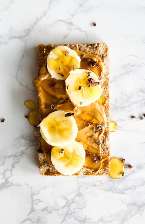 peanut butter and banana on a cracker Wasa Bread, Wasa Crackers, Toast Recipe Breakfast, Healthy Afternoon Snacks, Breakfast Toast, Banana Coconut, Cracker Recipes, Healthy Dog Treat Recipes, Best Breakfast Recipes