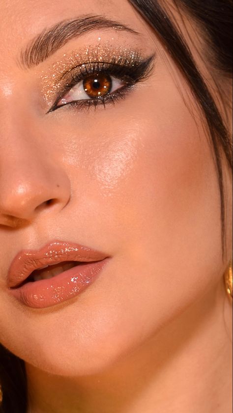 Golden glitter hooded eyes makeup Gold Makeup For Hooded Eyes, Makeup With Golden Lehenga, Champagne Gold Makeup, Prom Makeup Yellow Dress, Gold Wedding Makeup Brides, Golden Eye Makeup Look, Yellow Prom Makeup, Golden Makeup Look Glam, Gold Prom Makeup Looks