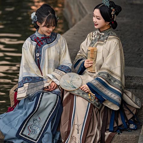 Qing Dynasty Aesthetic, Qing Dynasty Clothing Woman, Qing Dynasty Hanfu, Chinese Robes, Hanfu Clothing, Qing Dynasty Clothing, Ruyi's Royal Love In The Palace, Modern Kimono, Ancient Chinese Clothing