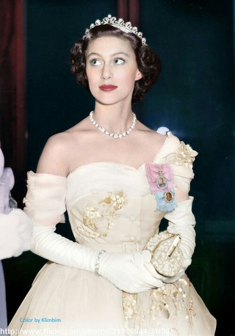 beautiful colorizations of Queen Elizabeth and Princess Margaret made by klimbims (via royallymonroe) Sarah Chatto, Princesa Margaret, Young Queen Elizabeth, Margaret Rose, Princesa Real, Mode Chanel, Royal Tiaras, Elisabeth Ii, European Royalty