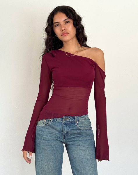 An Autumn favourite, the Narcissa top in a maroon fabric. Featuring an asymmetric off shoulder ruched detail with long fluted sleeves, lining across the chest, finished with a lettuce hem on sleeves and hem. MODEL WEARS SIZE:EXTRA SMALL - MODEL HEIGHT:5'7 Long Sleeve Party Top, Flare Arms Top, Maroon Long Sleeve Outfit, Cute Tops Long Sleeve, Cute Going Out Tops, Tops For Small Chest, Maroon Top Outfit, Small Chest Outfits, Maroon Clothes