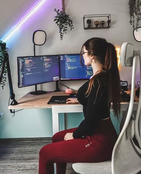 Trading \ Online Stock Trading #trendingshorts #trading #viralshort #subscribechannel Home Office Programmer, Tv Wall Decor Living Room, Coder Girl, Online Stock Trading, Best Gaming Setup, Women In Tech, Streaming Setup, Tv Wall Decor, Busty Fashion