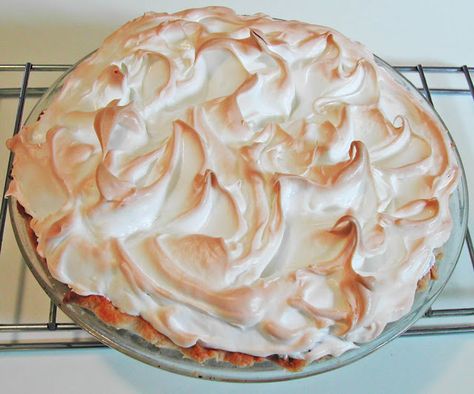 The Iowa Housewife: Make it Yourself - Tips for Meringue Pie Topping Meringue For Pies, Meringue For Pie, Best Meringue Recipe, Meringue Pie Topping, Easy Meringue Recipe, Pie Topping, Easy Meringues, Meringue Topping, Baked Meringue