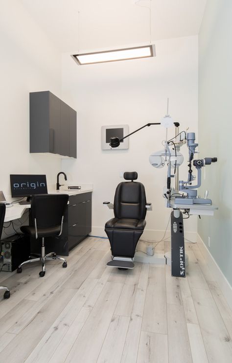 Small Optometry Office Ideas, Optometry Clinic Interior Design, Optometry Exam Room, Optometry Office Decor, Clinic Room Design, Ophthalmology Clinic Design, Eye Clinic Interior Design, Optometry Office Design, Eye Doctor Office