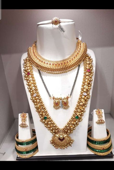 Gold Maharashtrian Jewellery, Maharashtrian Brides, Kolhapuri Saaj, Maharashtrian Jewellery, Temple Jewellery Earrings, Bridal Jewelry Sets Brides, Bridal Necklace Designs, Gold Bridal Necklace, Bridal Jewelry Vintage