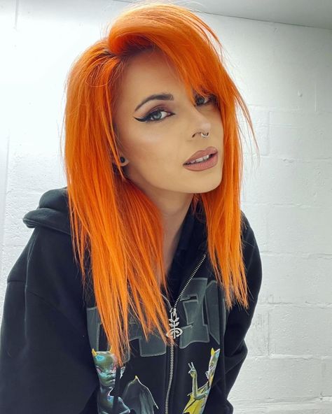 Black And Orange Hair Split, Hair Split Dye, Black And Orange Hair, Black And Pink Hair, Gothic Stuff, Split Dye, Orange Copper, Split Hair, Alt Girls