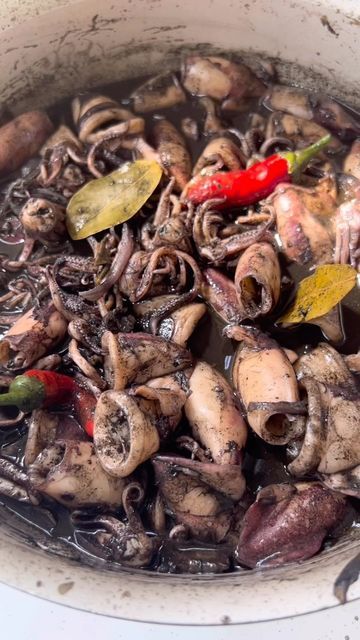 R A C H E L on Instagram: "Adobong Pusit (Squid) with Oyster Sauce For thicker sauce and To prevent overcooking the squid - Remove squid and simmer broth until reduced in half. Ingredients: 1 1/4 kg squid 1 onion 1 large tomato 3 pcs garlic (minced) 1 tsp ginger ground black pepper dried bay leaves 3 tbsp soy sauce 3 tbsp vinegar 3 tbsp oyster sauce oil for sautèing. chili (optional) #filipinofood #pinoyfood #foodporn #foodie #squidrecipe #whattoeatph #lutongbahay #food #adobongpusit Adobong Pusit, Masakan Simple, Squid Recipes, Dried Bay Leaves, Food Babe, Island Food, Pinoy Food, Oyster Sauce, Bay Leaves