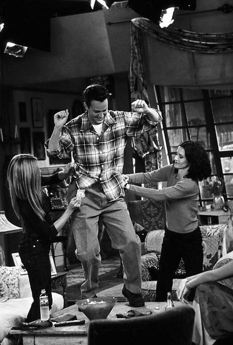 FRIENDS - behind the scenes What a great pic 💗 Friends Behind The Scenes, Serial Friends, Scene Friends, Monica Rachel, Widget Quotes, Friends Collage, Friends Tv Quotes, Friends Best Moments, Friends Scenes