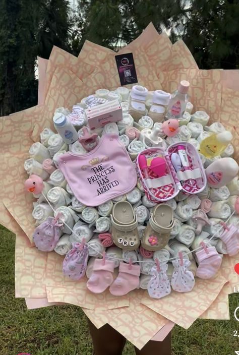 Diaper Bouquet Diy, Baby Shower Bouquet, Creative Baby Shower Gifts, Diaper Bouquet, Baby Bouquet, Baby Shower Gift Box, Diaper Gifts, Baby Shower Baskets, Gender Reveal Gifts