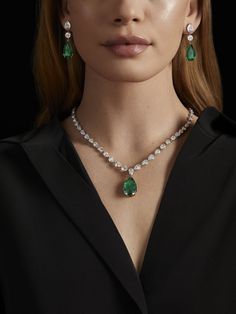 Emerald Jewelry Necklace, Emerald And Diamond Necklace, Bridal Necklace Designs, Antique Necklaces Design, Diamond Jewelry Set, Expensive Jewelry Luxury, Jewelry Photoshoot, Trending Necklaces, Diamond Necklace Set