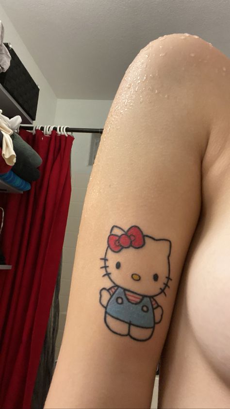 Tatuaje Hello Kitty, Hello Kitty Tattoo, Kitty Tattoo, H Tattoo, Hello Kitty Design, Baby Spiderman, Hello Kitty Tattoos, Cute Tats, Cartoon Character Tattoos