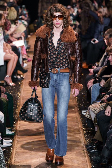 Michael Kors Collection Fall 2019 Ready-to-Wear Fashion Show - Vogue Desired Wardrobe, Michael Kors Fall, Disco Fever, 24th Birthday, Cropped Wide Leg Jeans, Perfect Denim, Fall Jeans, Studio 54, Disco Outfit