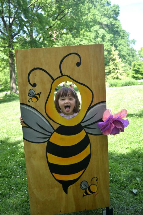 2019.06.09 TWIST & SPROUT_CREDIT Anne Tan-Detchkov_120 - Queens Botanical Garden Diy Bee Decor, Bee Balloons, Bee Birthday Theme, Bee Balloon, Color Worksheets For Preschool, Bee Crafts For Kids, Bee Activities, Honey Brand, Bee Creative