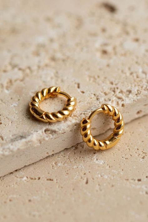 Photographing Jewelry, Twist Earrings, Jewellery Photography Inspiration, Jewelry Product Shots, Creative Jewelry Photography, Jewelry Photography Styling, Jewelry Photoshoot, Gold Earrings Designs, Jairzinho