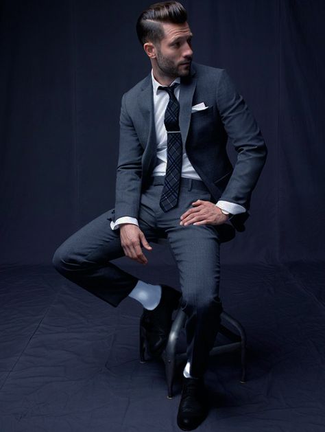 White socks rock! Mens Fashion Suits Casual, Grey Suit Men, A Man In A Suit, Man In A Suit, Der Gentleman, Mens Fashion Work, Mens Fashion Business, Grey Suit, Mens Fashion Blog