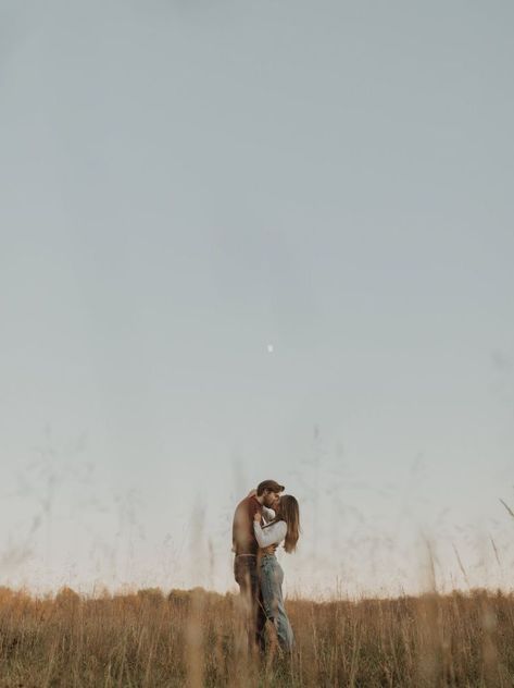 Couple Sunset, Fall Photoshoot Ideas, Middleburg Virginia, Picture Couple, Portret Feminin, Engagement Pose, High School Love, Couples Pose, Fall Engagement Pictures