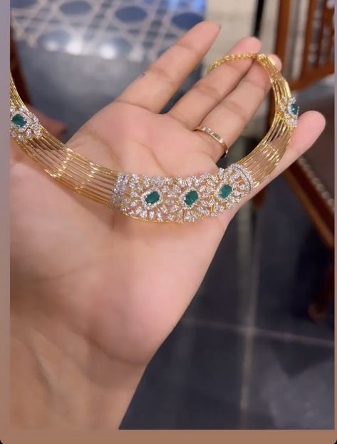 Kante Diamond Necklace, Diamond Hasli Necklace, Light Weight Kanti Necklace, Diamond Kanti Necklace Designs, Diamond Kante Designs, Kante Necklace Designs, Simple Diamond Necklace Indian, Kanti Necklace Designs, Light Weight Gold Jewellery Indian