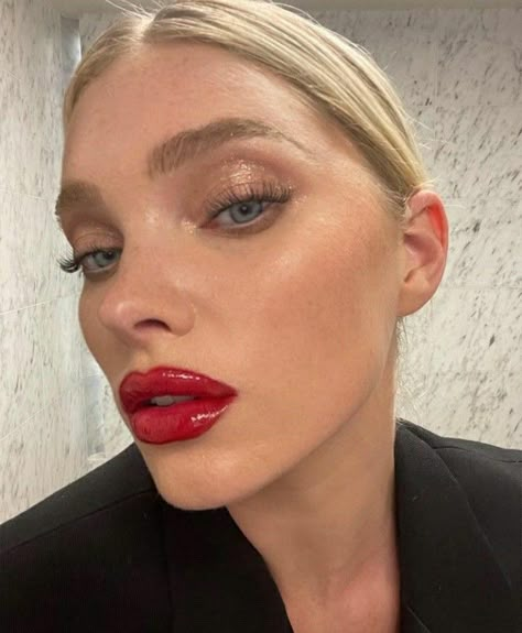 Red Lip Aesthetic Makeup, Elsa Hosk Makeup, Red Lips Blonde Hair, Red Lips Aesthetic, Red Lipstick Aesthetic, Red Lip Makeup Look, Red Lip Look, Red Lips Makeup Look, Red Lipstick Makeup